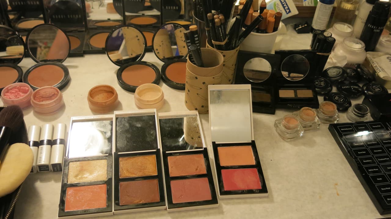 Para las mejillas utilizaron la paleta Cheek Glow Palette que funciona para iluminar. Su fórmula en crema estará disponible en enero del 2017, 
<br>