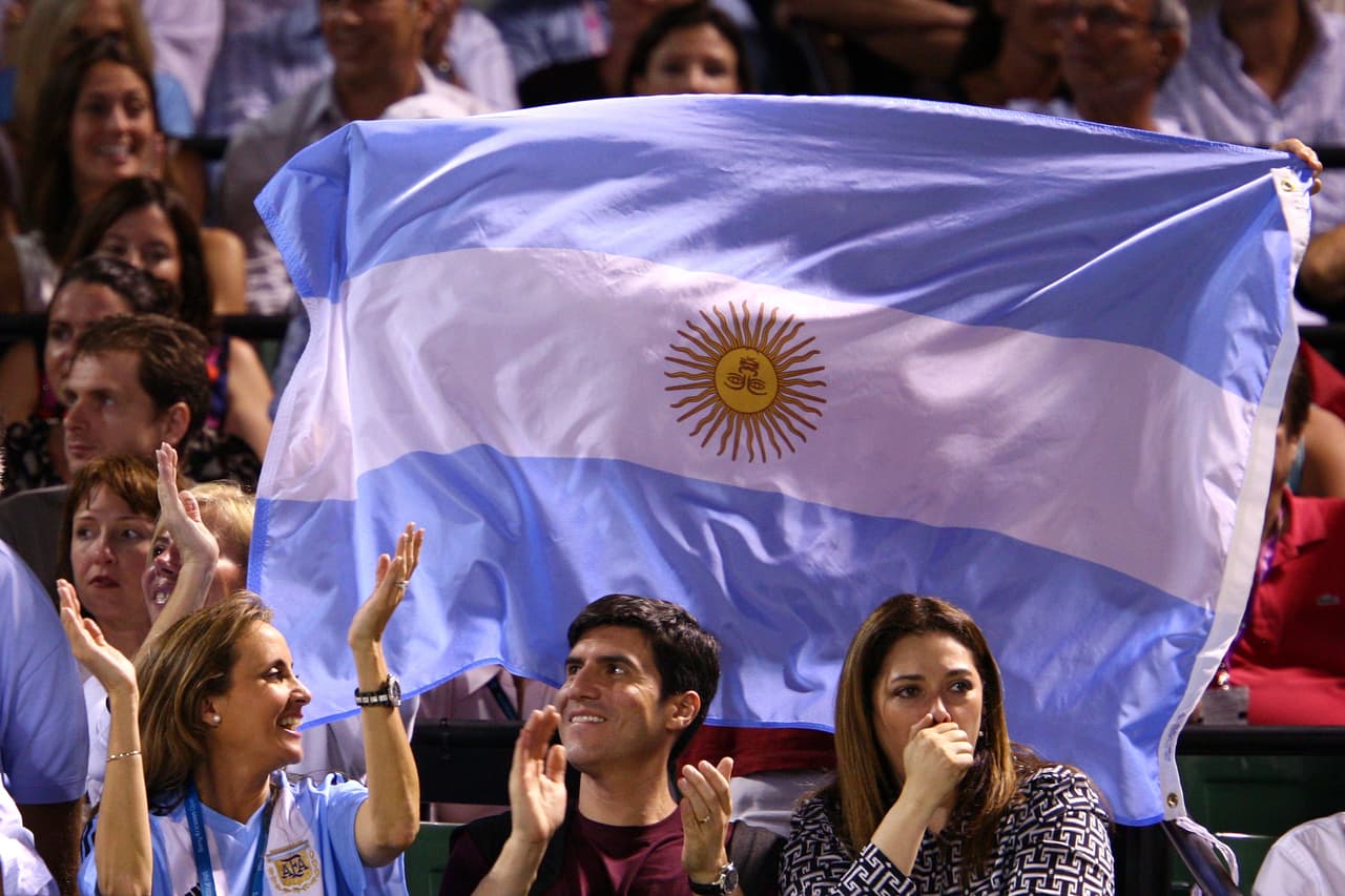 <b>Argentinos.</b> Son 278,000 en EEUU, el puesto 14 en los grupos hispanos. 
<b>Su ingreso promedio anual es de 68,000 dólares, el más alto de todos los latinos</b>, y 43% tiene una licenciatura. Su promedio de edad es de 39 años (los segundos hispanos más viejos), 21% terminó la secundaria, 74% habla bien inglés y solo el 9% está en la pobreza, el menor porcentaje de todos los grupos.