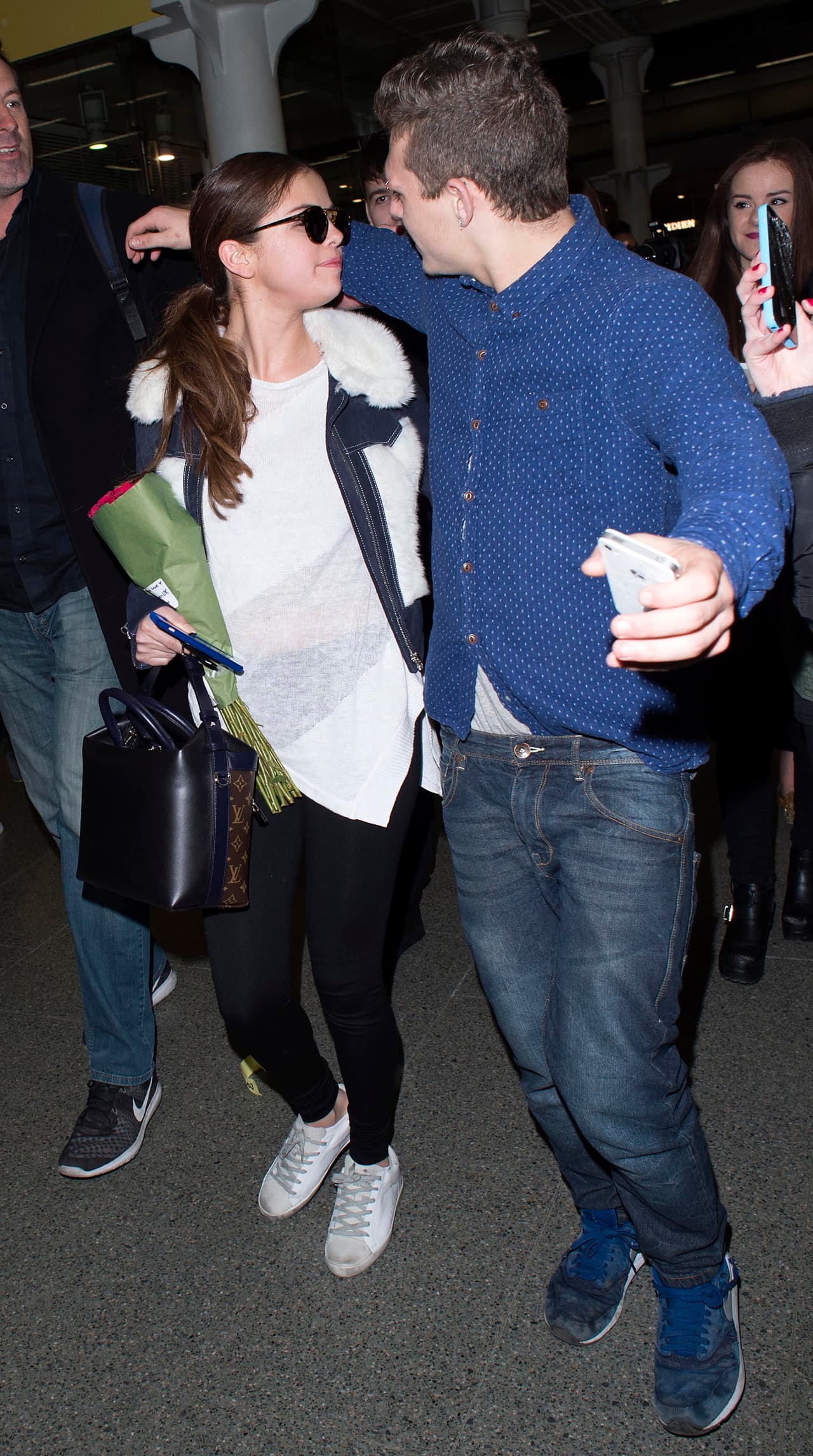 En donde le tocó este efusivo fan que le robó besos y abrazos.