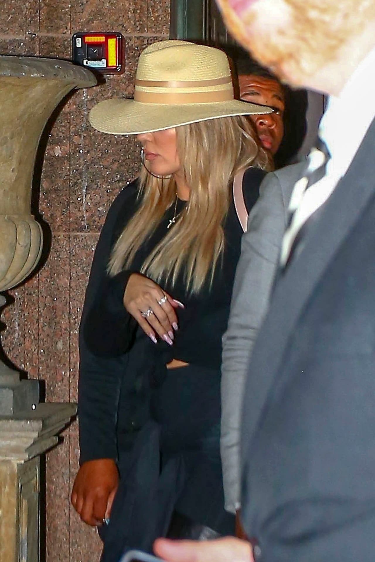 La estrella se aferra cada vez más a sus deseos de tener una familia, y al parecer cinco mujeres, entre ellas la bailarina exótica 
<b><a href="https://www.instagram.com/laniblair/">Lani Blair</a></b>, no serán obstáculo para hacerlo.