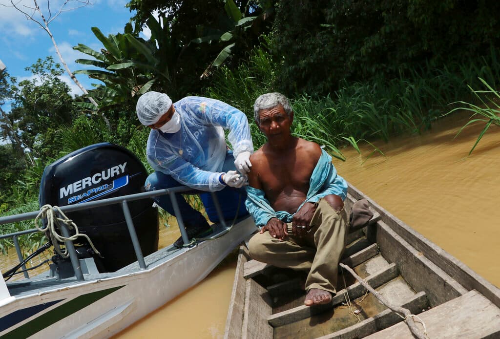 En las imágenes se puede ver cómo la vacunación ha llegado a la región del Amazonas, cruzando ríos en lanchas para acceder a comunidades remotas. En este caso, Jose Conceicao Alves, de 70 años, recibe la vacuna de Oxford-AstraZeneca en la comunidad Pupuri, en el río Purus, estado brasileño de Amazonas.