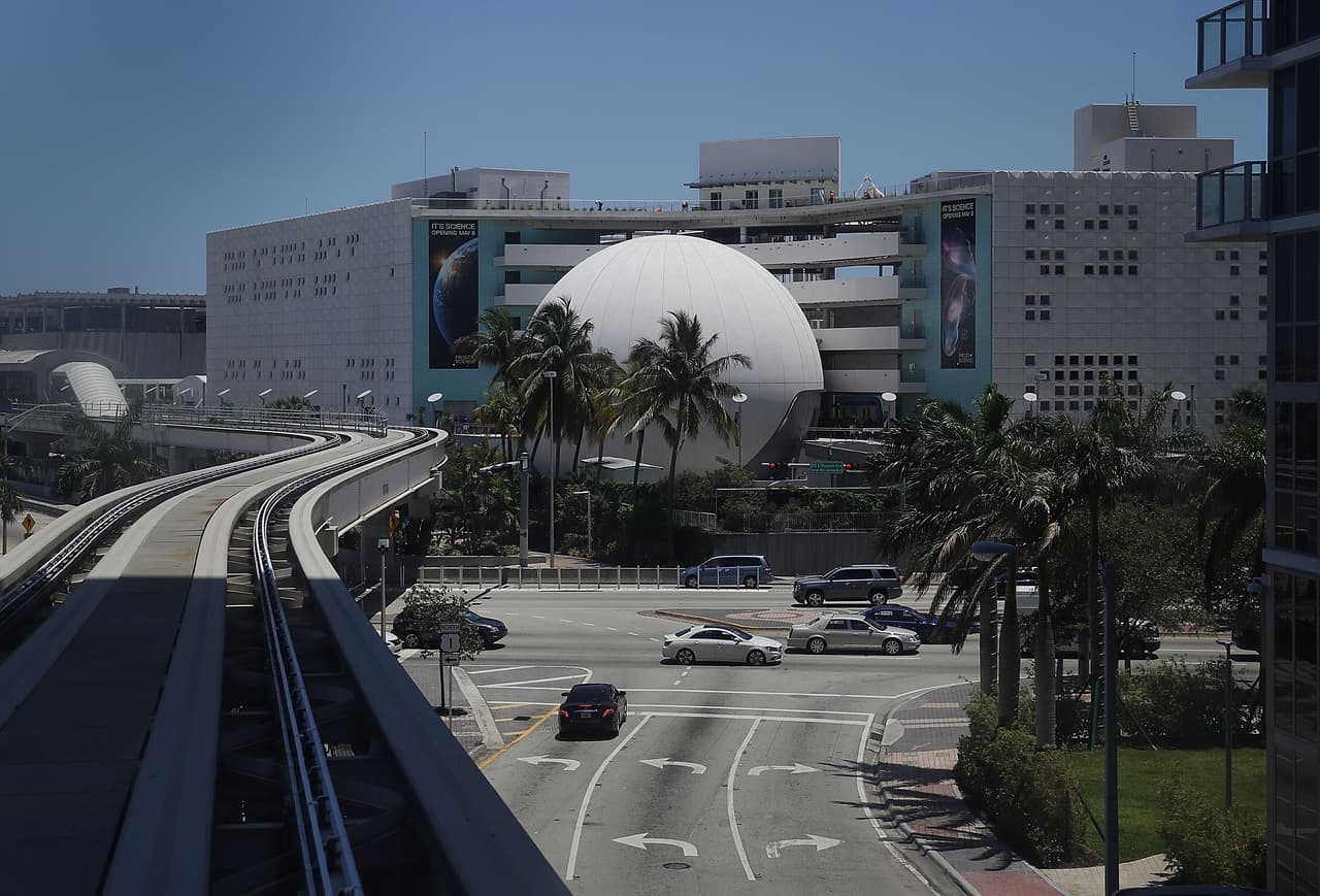 La construcción del museo de la ciencia, que reemplaza al anterior situado en Coconut Grove, es obra de la firma Grimshaw Architects y tiene una clara orientación a la astronomía y la vida marina.