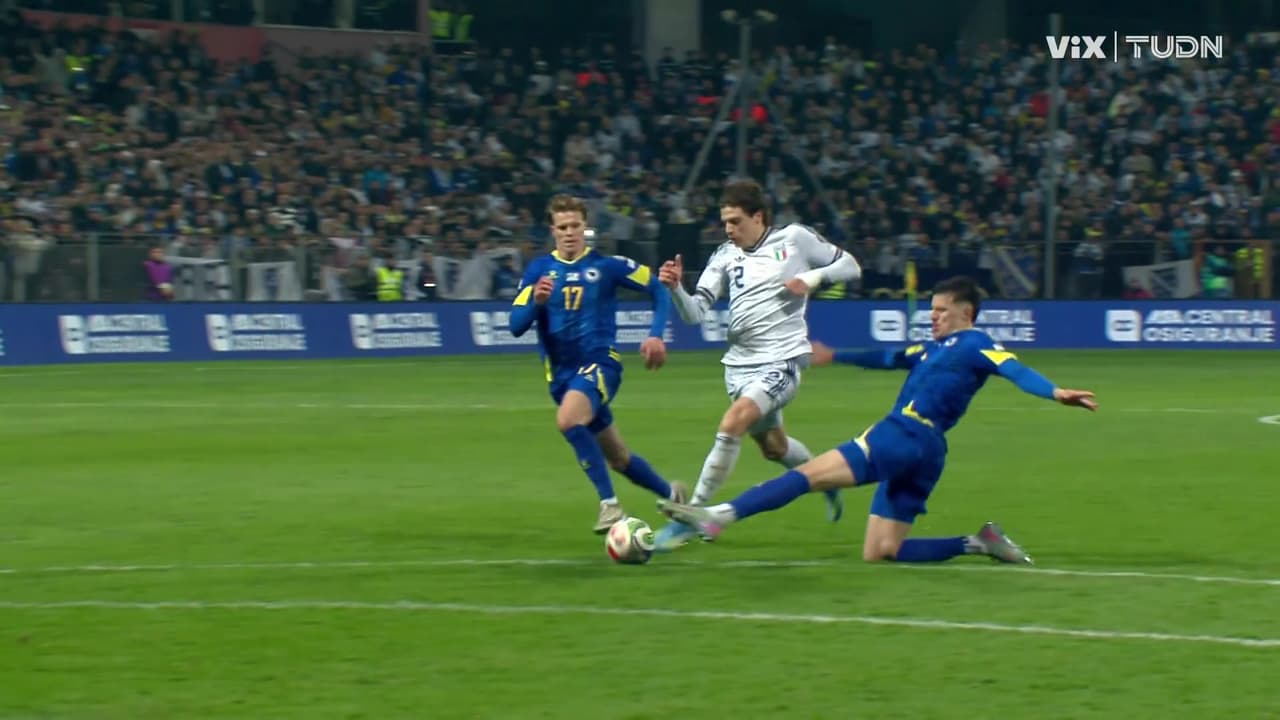 ¡Aparece la polémica! Falta cerca del área y el árbitro se come la tarjeta roja