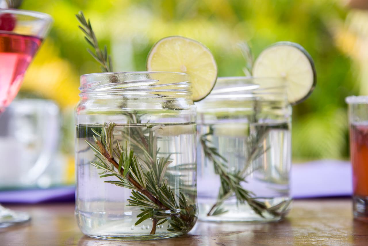 1. Romerito: una combinación de vodka, pepino y refresco de limón. Decora con un trozo de romero para agregarle un toque de aroma y acentuar su sabor.