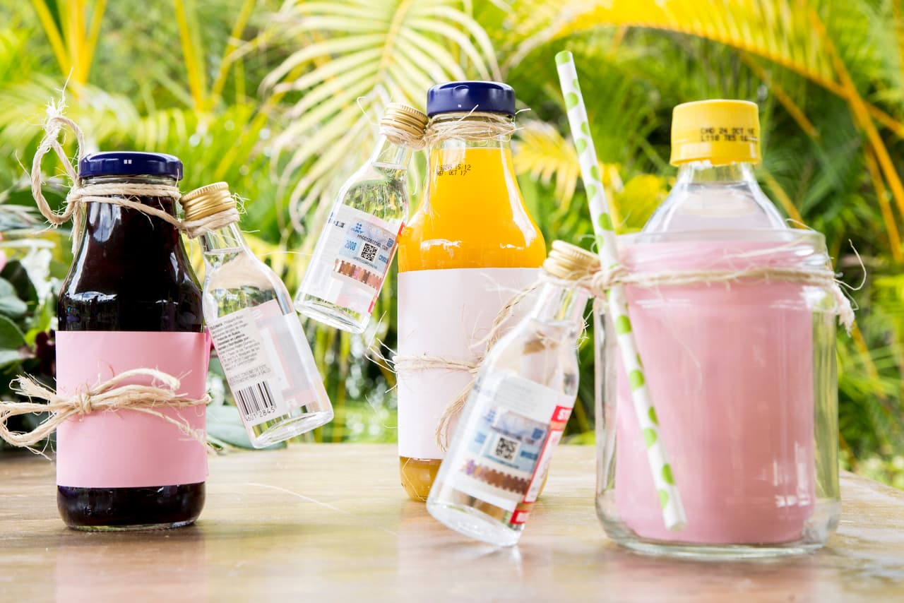 9. Self service: esta opción forma combos de jugos con mini botellas de diferentes tragos, un detalle que además de ser práctico añade un toque divertido a la barra. Puedes utilizar vodka o gin.