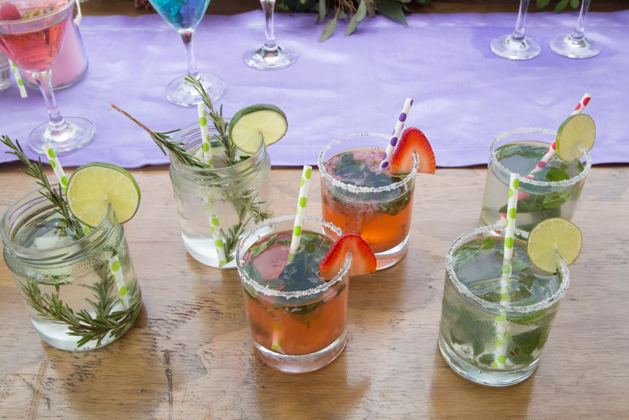 10. El despliegue de los tragos en la barra también es importante para hacerla lucir atractiva y para mostrar todas las opciones que tus invitados tienen para elegir.