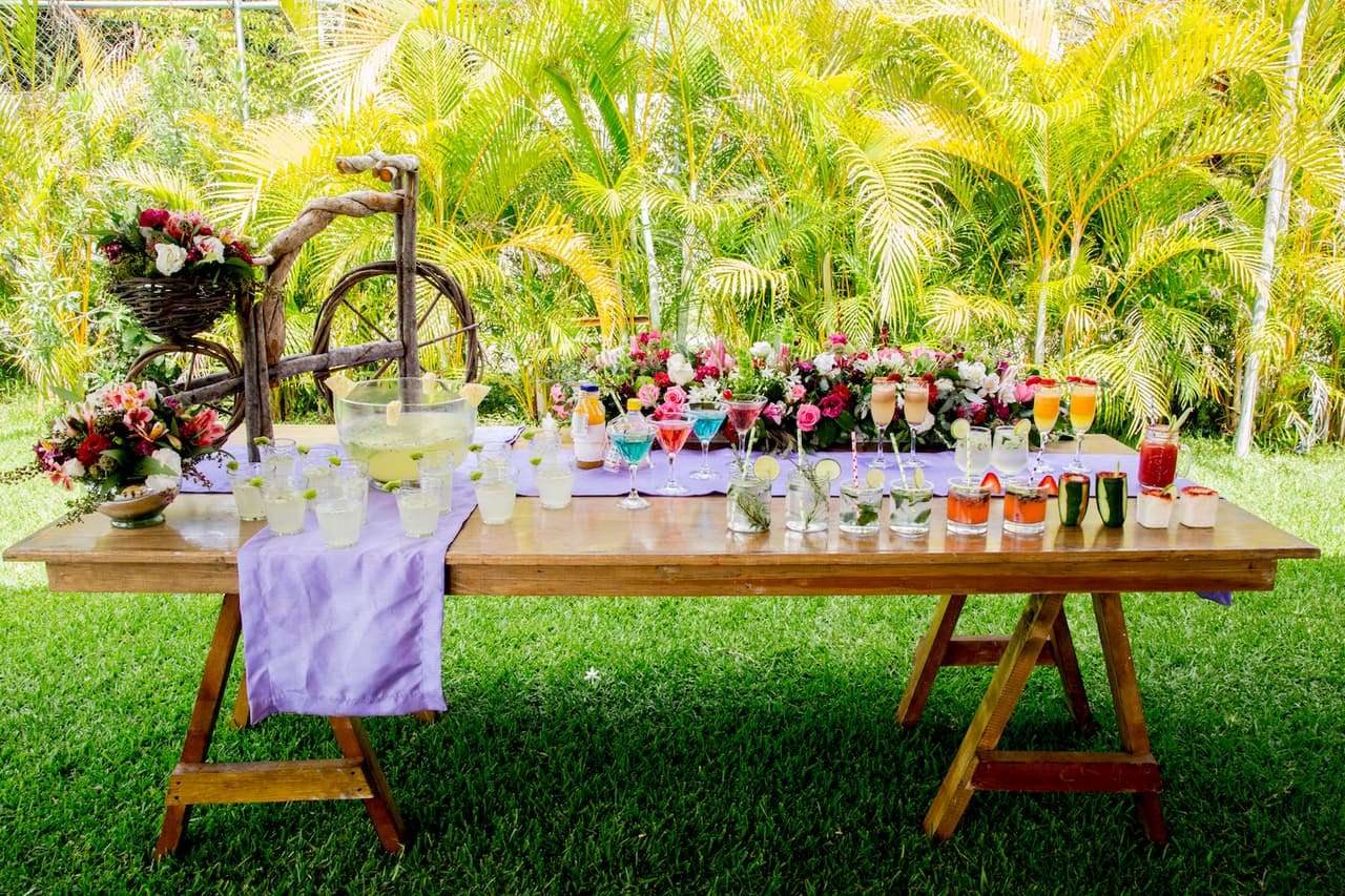 Pasada la ceremonia, el cóctel de bienvenida es el gran momento en el que invitados y anfitriones se reúnen, listos para empezar la fiesta. El cóctel es la primera muestra del ambiente y la calidez de la recepción que llevas tanto tiempo preparando. Esta selección de tragos está pensada para recibir a tus familiares y amigos más queridos con el sabor, la variedad, la creatividad y el buen gusto que amerita la ocasión. Después de ellos, nada puede salir mal.