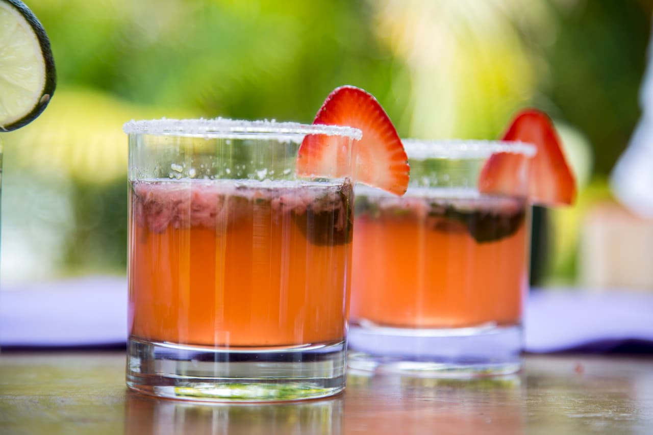 2. Mojito de fresa, maracuyá y kiwi: dale un twist tropical al tradicional mojito; además de las ganancias en color para la barra, el sabor de estas tres frutas con hierbabuena, limón y ron, es muy ganador. Puedes decorar con una rebanada de fresa o una de kiwi.