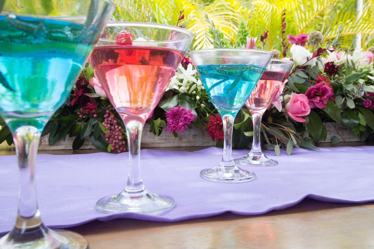 4. Cosmopolitan y Blue Lagoon: con estos dos cócteles clásicos hechos a base de vodka y curaçao, asegurarás el toque chic que no puede faltar en la barra de tu boda.
