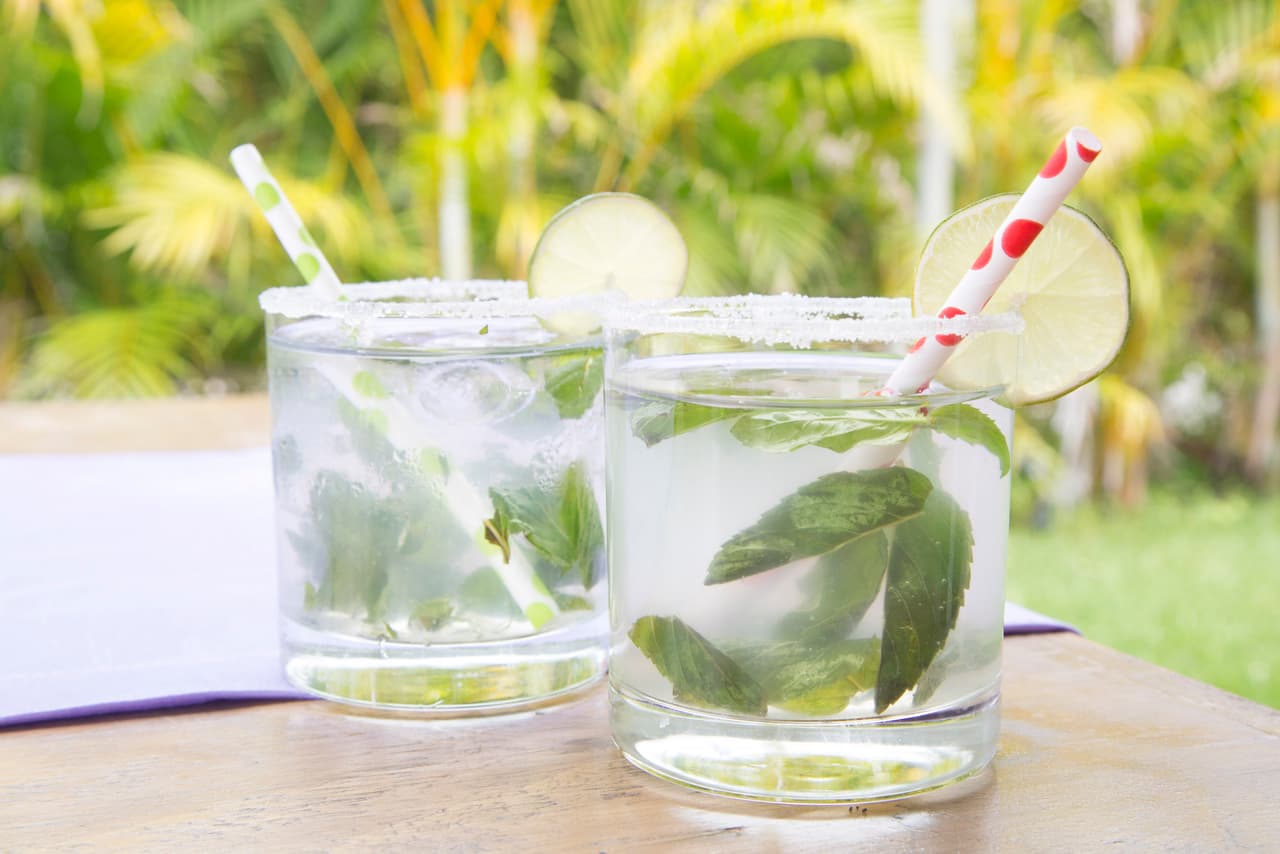 5. El mojito clásico es imprescindible en cualquier cóctel, más aún si se trata de una boda calurosa. En este caso, una pajita de papel y con motivos básicos (como lunares de colores sobre fondo blanco) pueden sumar a la decoración típica de este trago con rodajas de limón.