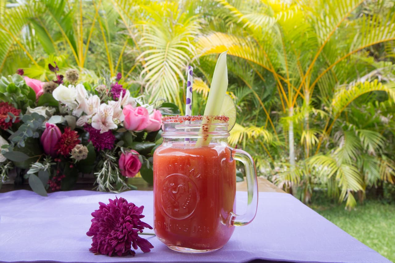 6. Bloody Mary: ya que estamos en los clásicos, esta bebida hecha con vodka y jugo de almeja y tomate, tampoco puede faltar en tu barra. Para una opción un poco más informal, pero muy mexicana puedes convertirlo en una michelada sustituyendo el vodka por cerveza. Sírvelo en un ‘mason jar' escarchado con sal y chile en polvo y agrega un trozo de apio como decoración.