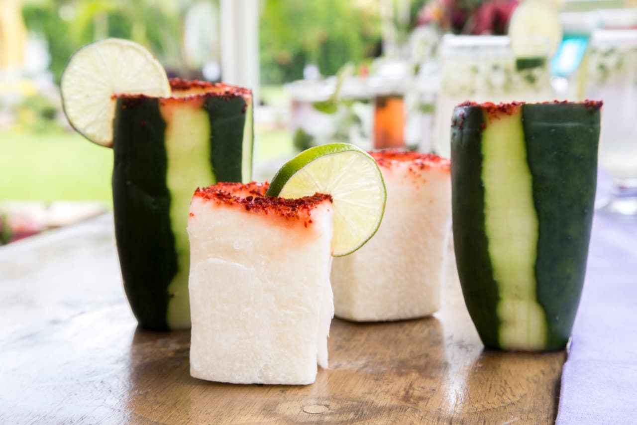 7. Caballitos de tequila: lo novedoso de esta propuesta, como podrás ver, no es el tequila sino los caballitos hechos con pepinos y jícamas. Si crees que hace falta más decoración, los puedes escarchar con sal y chile en polvo y una rodaja de limón.