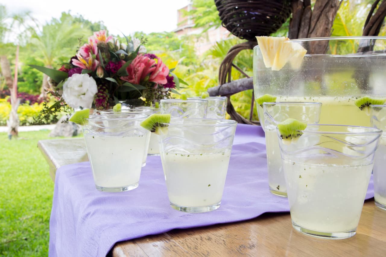 8. Agua de piña con albahaca y limón: una riquísima opción para los invitados que no quieran tomar alcohol, sino sólo refrescarse, así como para los más pequeños. También puedes ofrecer variantes como agua de pepino con menta o agua de avena con manzana verde.