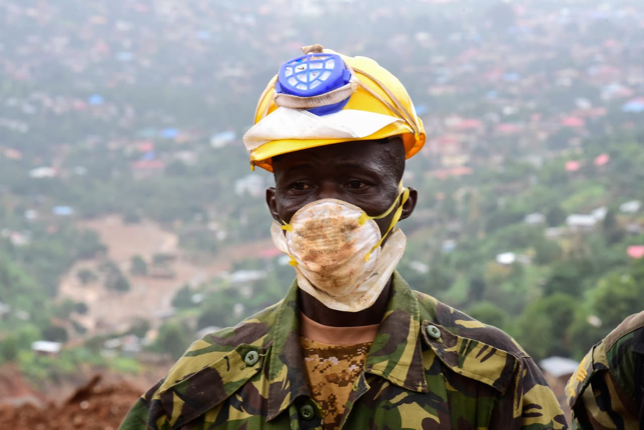 <b>Tragedia en África. </b>La ladera de una montaña
<b><a href="https://www.univision.com/noticias/inundaciones/mas-de-200-muertos-y-de-600-heridos-por-inundaciones-y-avalanchas-en-sierra-leona">barrió cientos de hogares</a></b> en un vecindario de
<b><a href="https://www.univision.com/noticias/inundaciones/mas-de-200-muertos-y-de-600-heridos-por-inundaciones-y-avalanchas-en-sierra-leona"> </a></b>Freetown, capital de Sierra Leona, en agosto de 2017. En la fotografía, un soldado toma un descanso de la búsqueda de víctimas entre el barro y los escombros. Ese día las autoridades calculaban al menos 441 muertos y 600 desaparecidos.