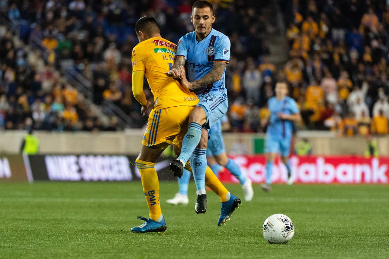 Hugo Ayala se veía superado por lo que tiene que cometer la falta para cortar el peligro.