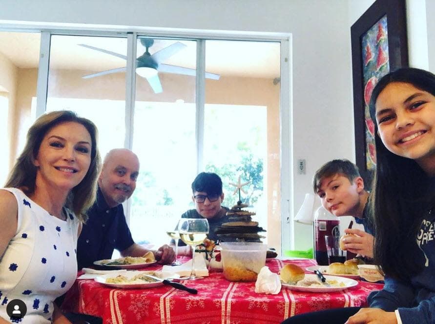 "No me gusta separarme de mi familia, pero no puedo dejar pasar una oportunidad así, 
<b><a href="https://www.univision.com/famosos/laura-flores-se-alejara-de-sus-hijos-por-varios-meses-y-ellos-estan-tan-felices-que-hasta-le-ayudaron-a-hacer-la-maleta-fotos">serán algunos meses en los que estaré entregada a mi familia a la distancia</a></b> porque tengo que estar presente en mi trabajo”, dijo para la revista TVyNovelas en noviembre pasado.