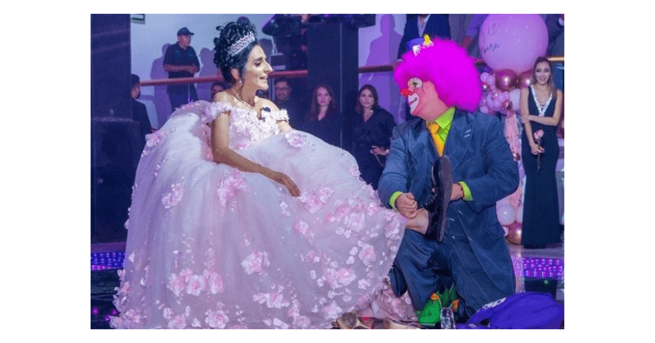 Bárbara Torres y payaso Platanito en su fiesta de XV años