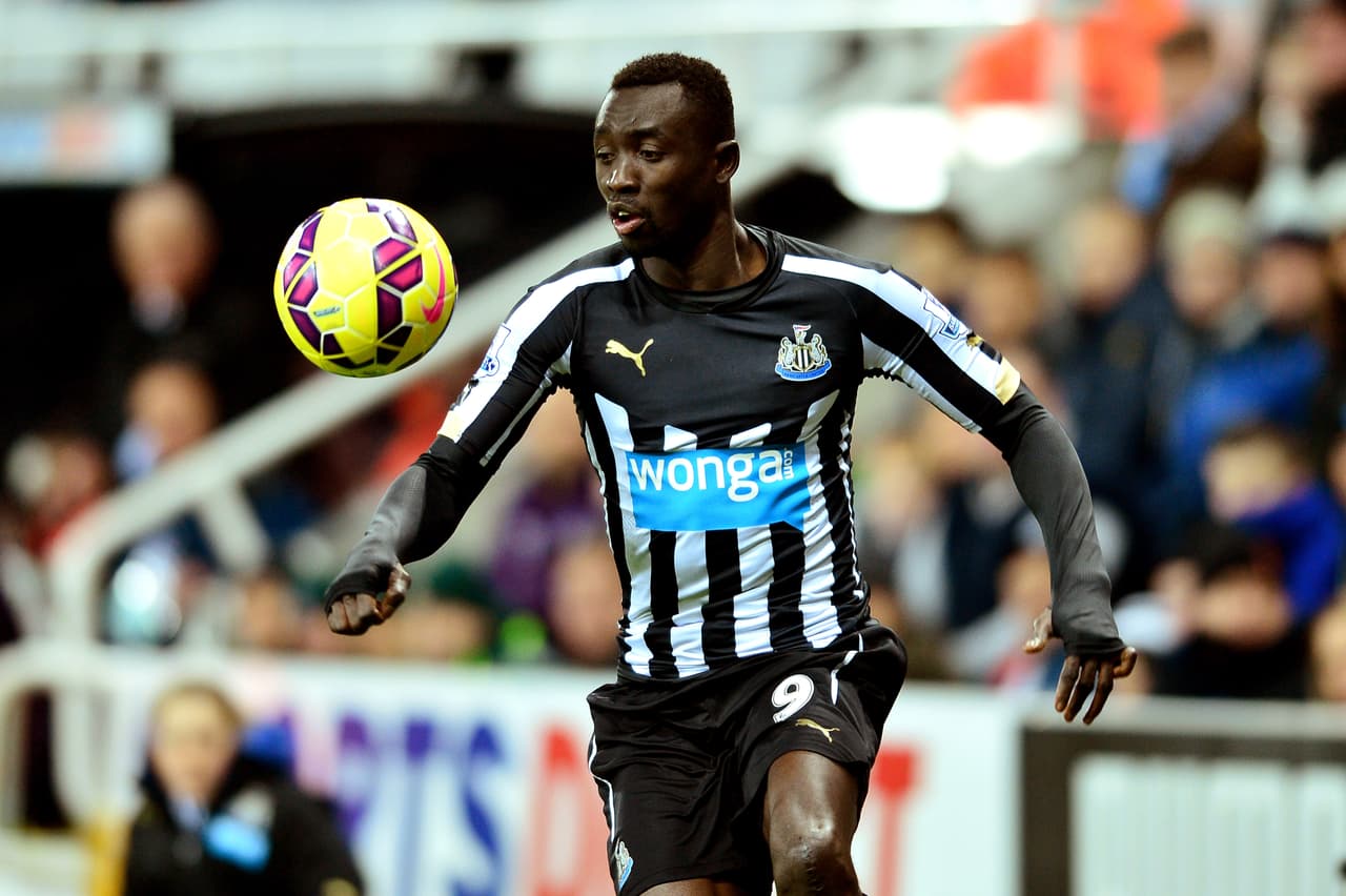 Futbolista del Newcastle se casa con otra y su novia los descubre por internet