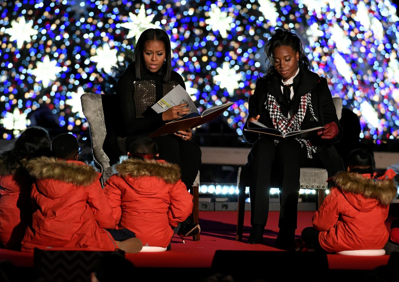 La primera dama, Michelle Obama se unió a la medallista de oro olímpico Simone Manuel en la lectura del clásico 'The Night Before Christmas' , para los pequeñines.