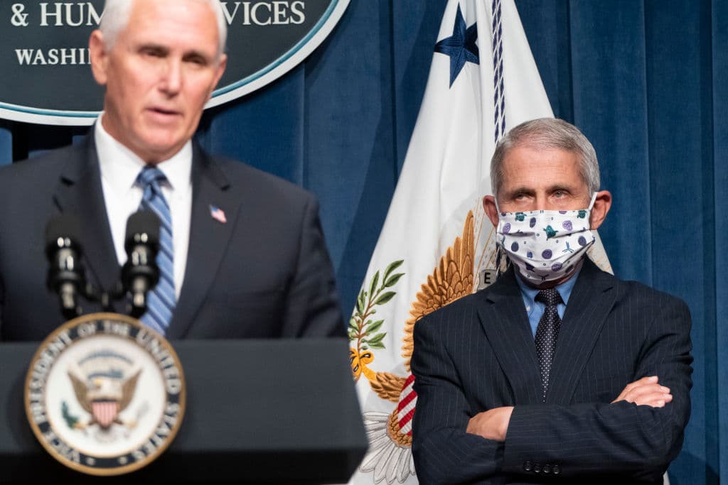 Pence resta importancia al aumento de casos y dice que el gobierno ha realizado un “progreso notable” contra el virus