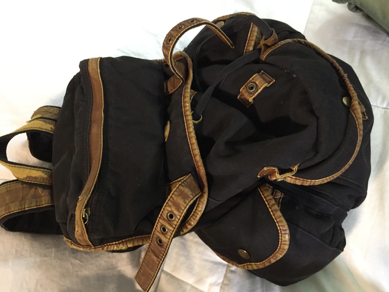 Y por supuesto, no podía faltar esta mochila de lona como parte de sus accesorios.