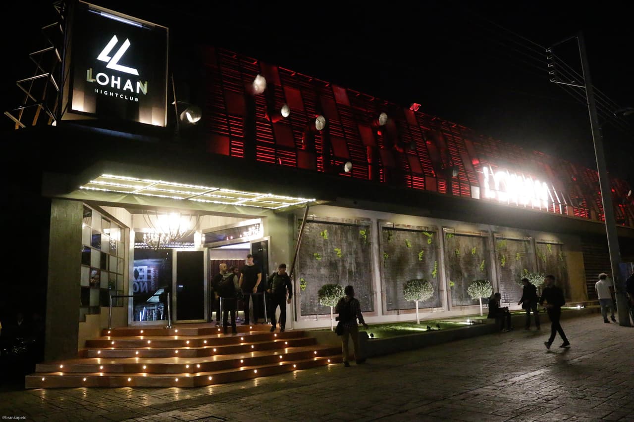 Lindsay se asoció con su "amigo" Dennis Papageorgiou.