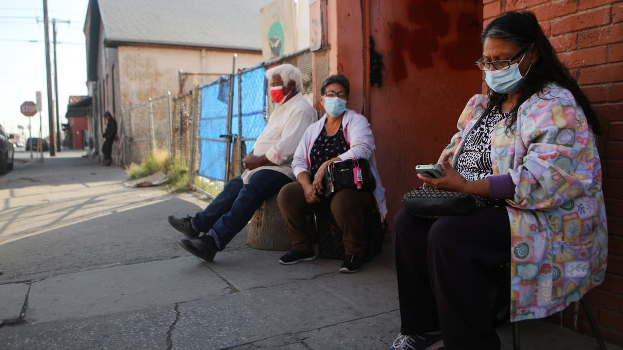 Casos y hospitalizaciones a un ritmo “insostenible” asolan Texas, mientras algunos viven como si no hubiese una pandemia