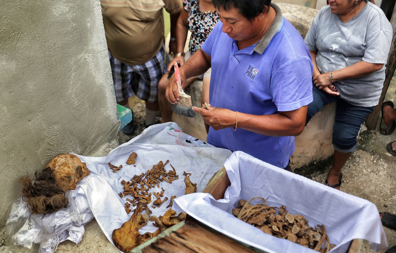 Los habitantes de la comunidad mantienen los restos de sus seres queridos en cajas semiabiertas, 
<b>también llamadas osarios</b>, donde están todo el año. Es entre el 26 de octubre y el 2 de noviembre que se dedican a la tarea de preparar sus restos para la festividad del Día de Muertos.