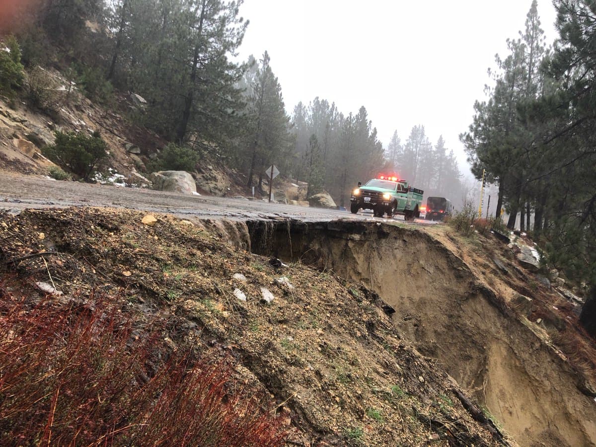 Daños en las carreteras fueron reportados por Caltrans a través de las cuentas de Twitter de sus diferentes distritos.