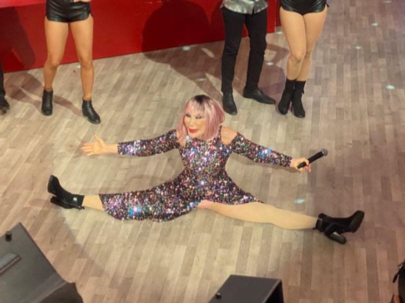 Lyn May tiene 68 años y ha demostrado que a pesar de su edad se sigue manteniendo en forma y continúa presentándose con sus shows de baile que muestran complicadas coreografías.
<br>