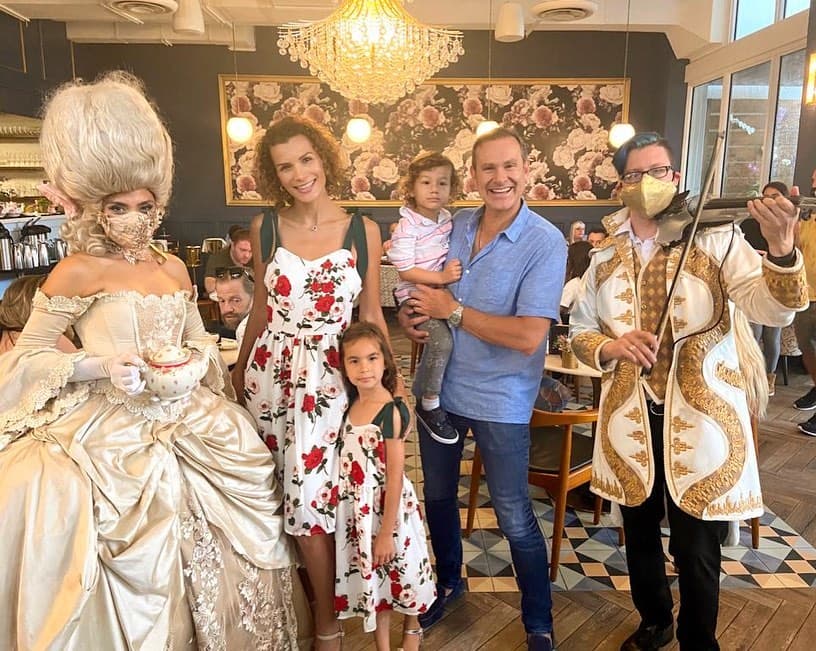 Alan Tacher tenía que hacer algo especial para Cristy Bernal, la madre de sus hijos Liam y Michelle, y lo hizo con una especial comida familiar.