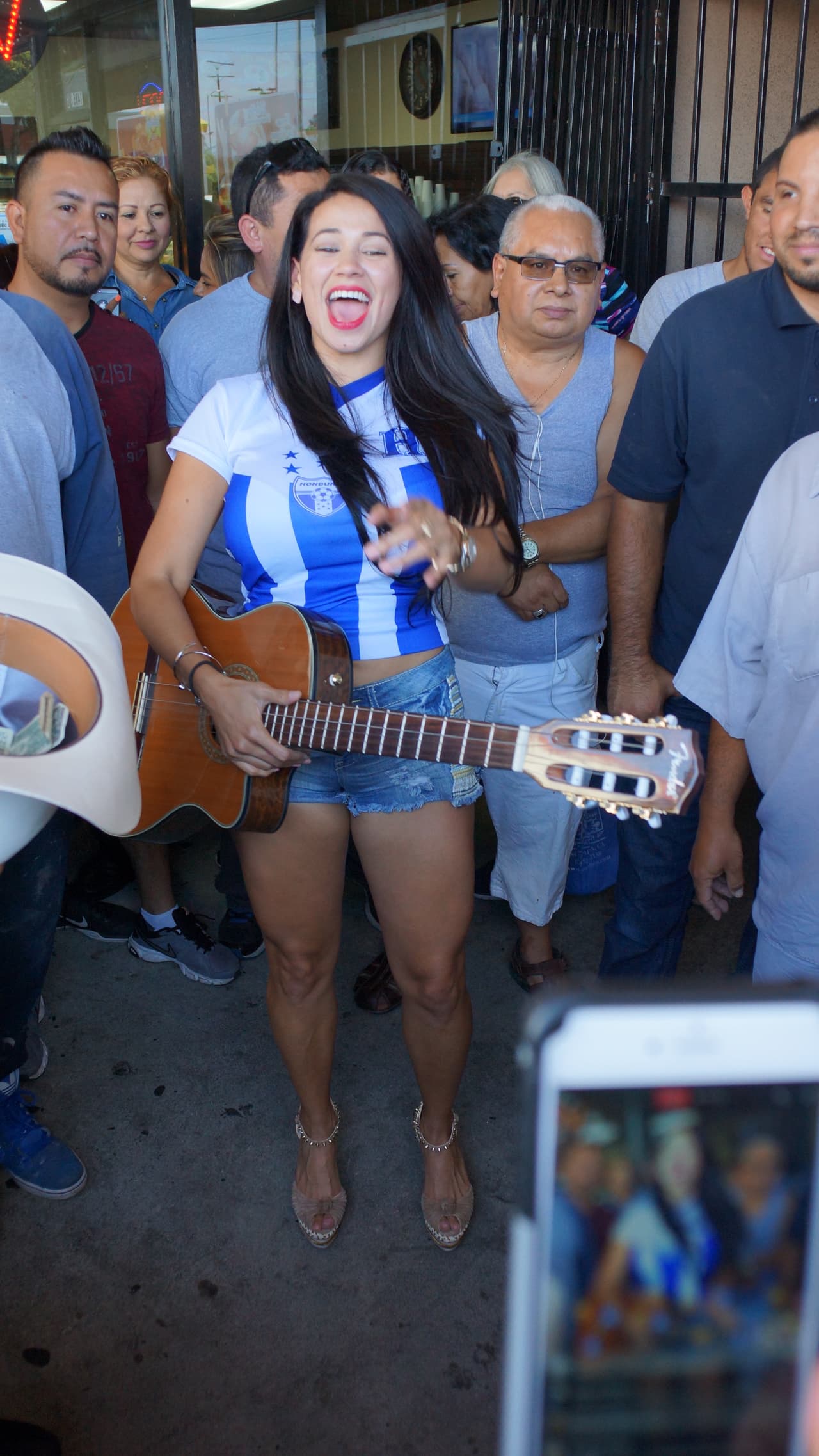 La hondureña confía en que su selección le gane a México y en un próximo partido, y no tiene problema con seguir pagando apuestas hasta lograr que El Feo y El Pelón sean los que paguen el siguiente reto.