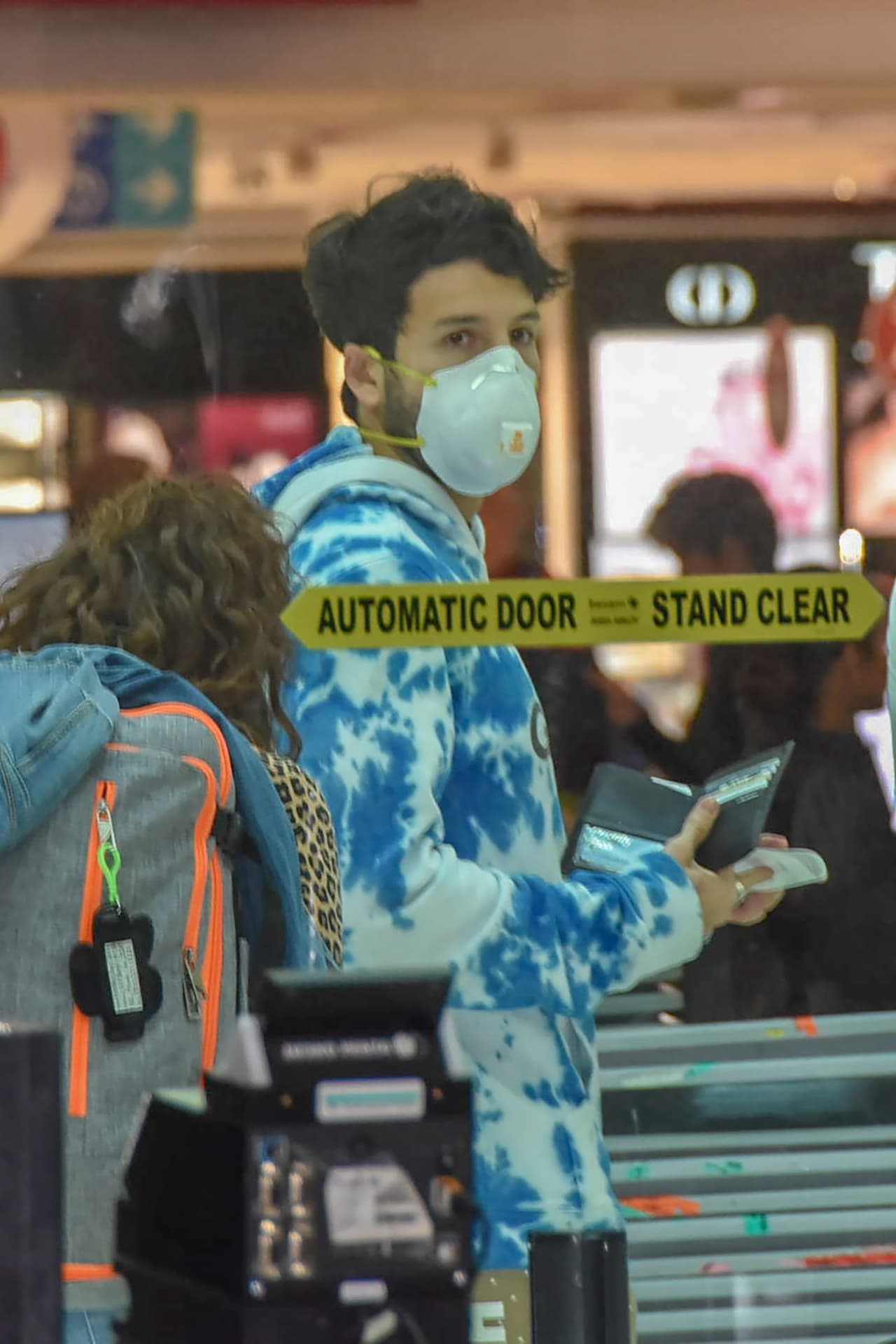 A principios del mes pasado, Sebastián Yatra fue fotografiado en el aeropuerto de San Juan, Puerto Rico.