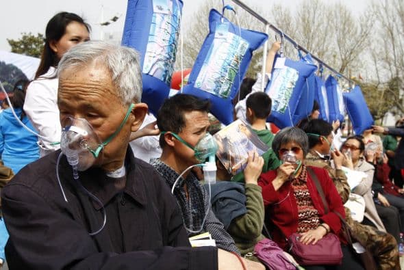 Y decenas de personas, incluidos niños, hicieron fila para respirar el aire fresco proveniente de la montaña almacenado en estas bolsas.