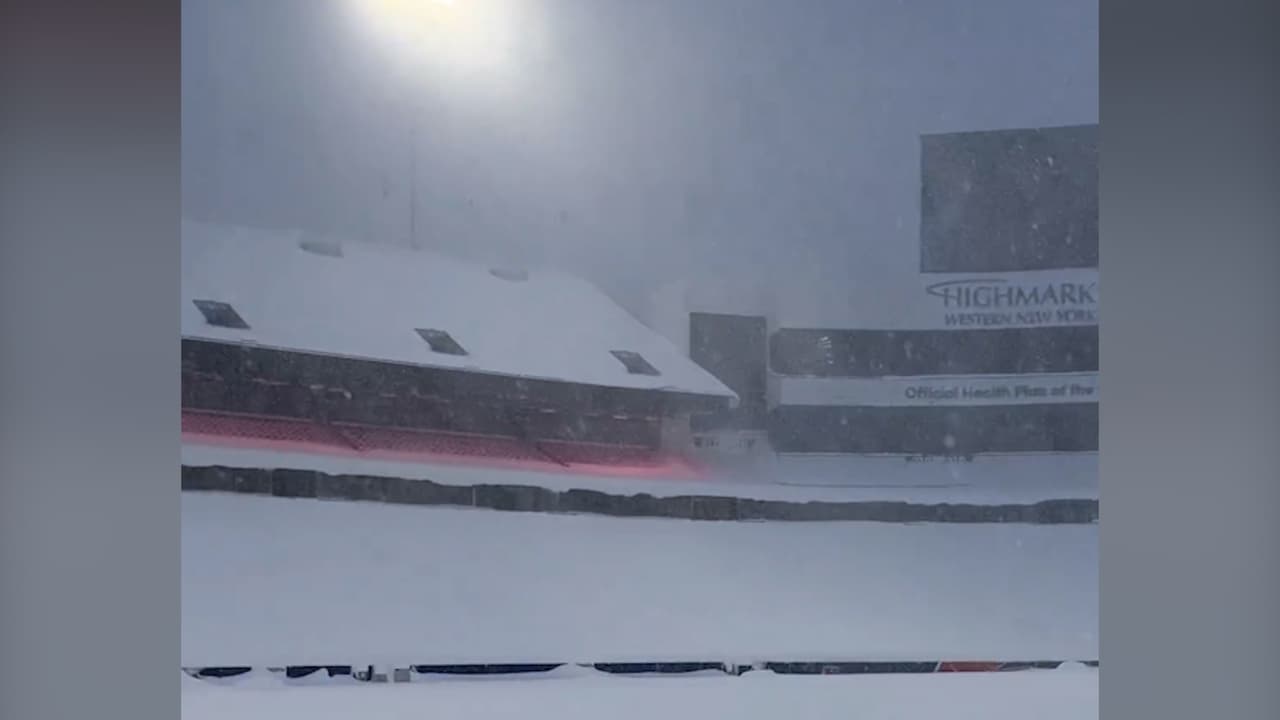 La tormenta invernal histórica que azota el oriente de Nueva York dejó el Highmark Stadium, sede de los Buffalo Bills, cubierto de nieve. Estas son las imágenes...