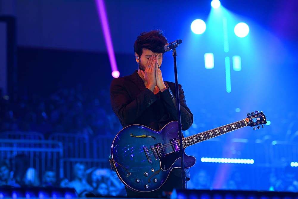 Interpretaría por televisión un representativo tema, en el que lo acompañaría su actual pareja.