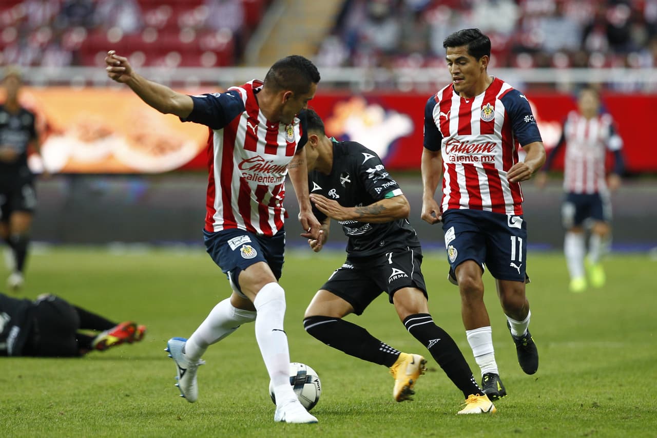 Chivas derrotan con autoridad al Mazatlán en un encuentro en el que hicieron tres goles en cinco minutos.