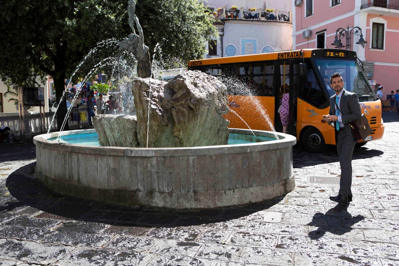 José Ron también viajó a Italia para grabar las primeras escenas del melodrama, pero en el capítulo de estreno tuvo un accidente.