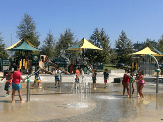 <b>2. Rio de Los Angeles State Park Splash Pad</b>
<br>Lo mejor del parque en esta época son las zonas del 
<a href="http://www.parks.ca.gov/?page_id=22277" target="_blank">parque</a> de las regaderas, además la restauración de los humedales naturales del río del parque ofrece una experiencia serena a todos los visitantes que disfrutan de las rutas de senderismo rodeados de plantas nativas y vida silvestre. 
<br>
<br>Dirección :1900 Norte, San Fernando Road, Los Angeles, CA 90065
<br>
