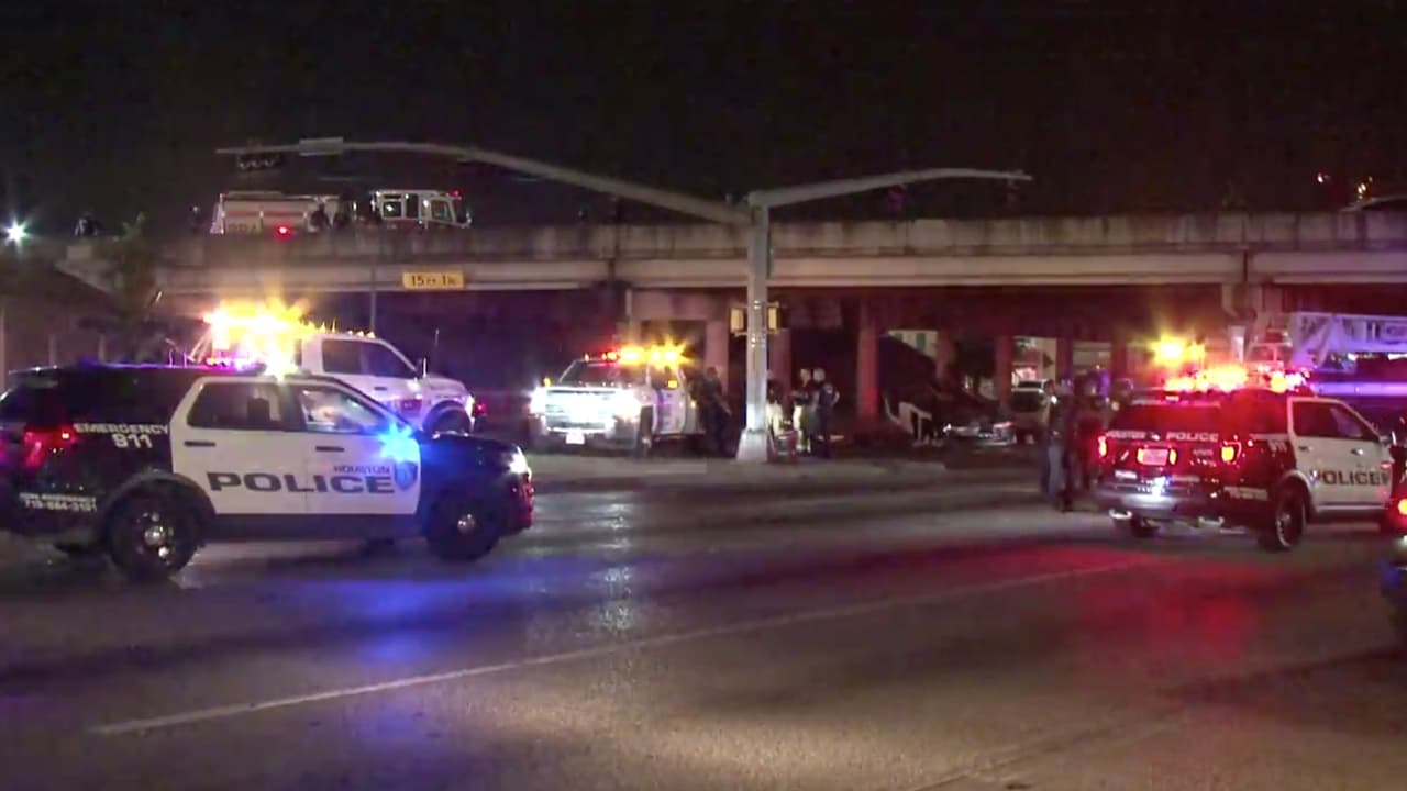 Solo que la mujer quien al parecer es la madre del bebé, se quedó prensada entre los fierros retorcidos del vehículo y fue rescatada por socorristas.