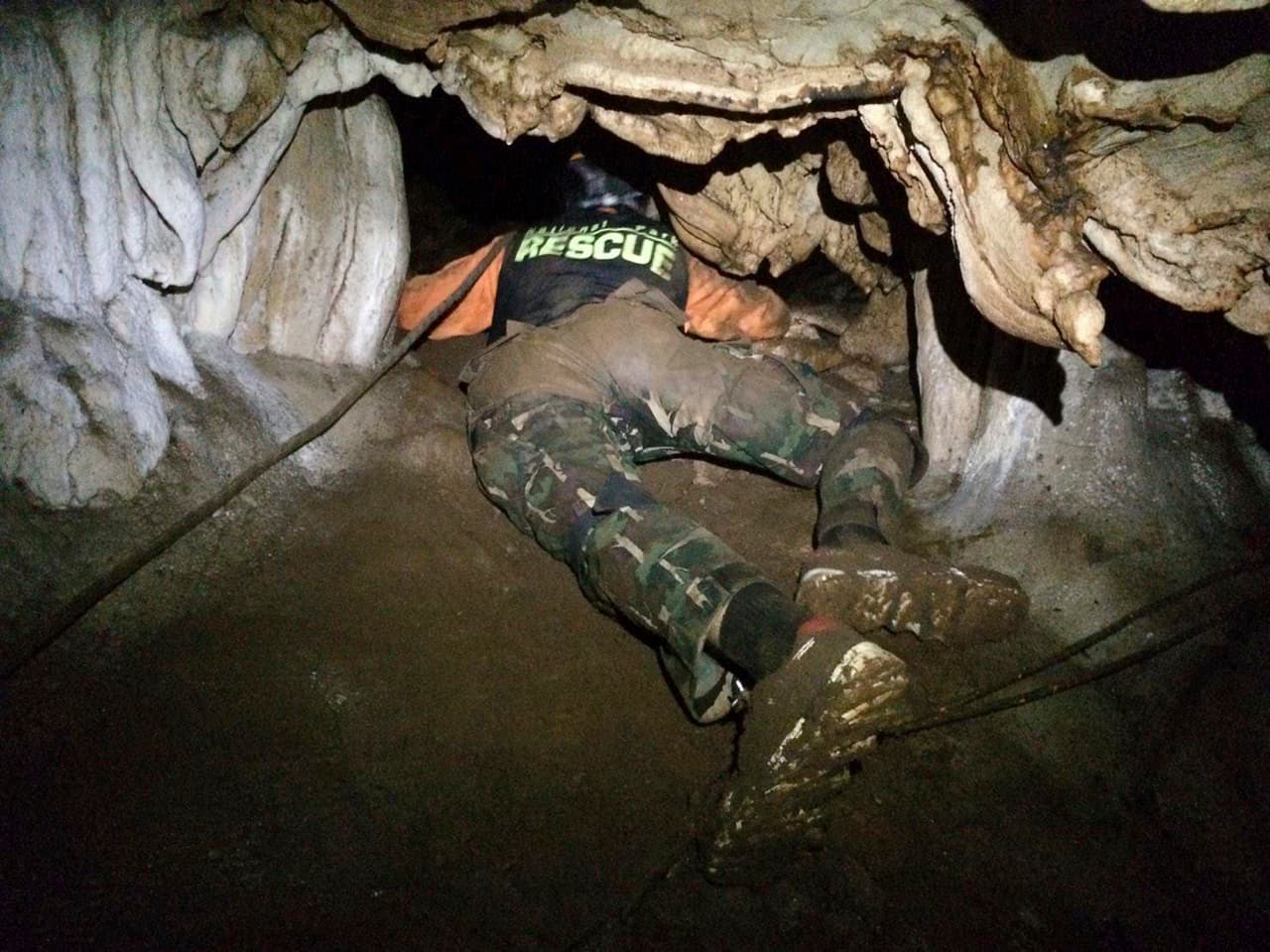 <b>El líder de la operación. </b>Narongsak Osottanakorn, el gobernador de la provincia de Chiang Rai, donde está la cueva, resumió la dificultad del rescate con estas palabras: “Le tememos al clima y al oxígeno en la caverna”.