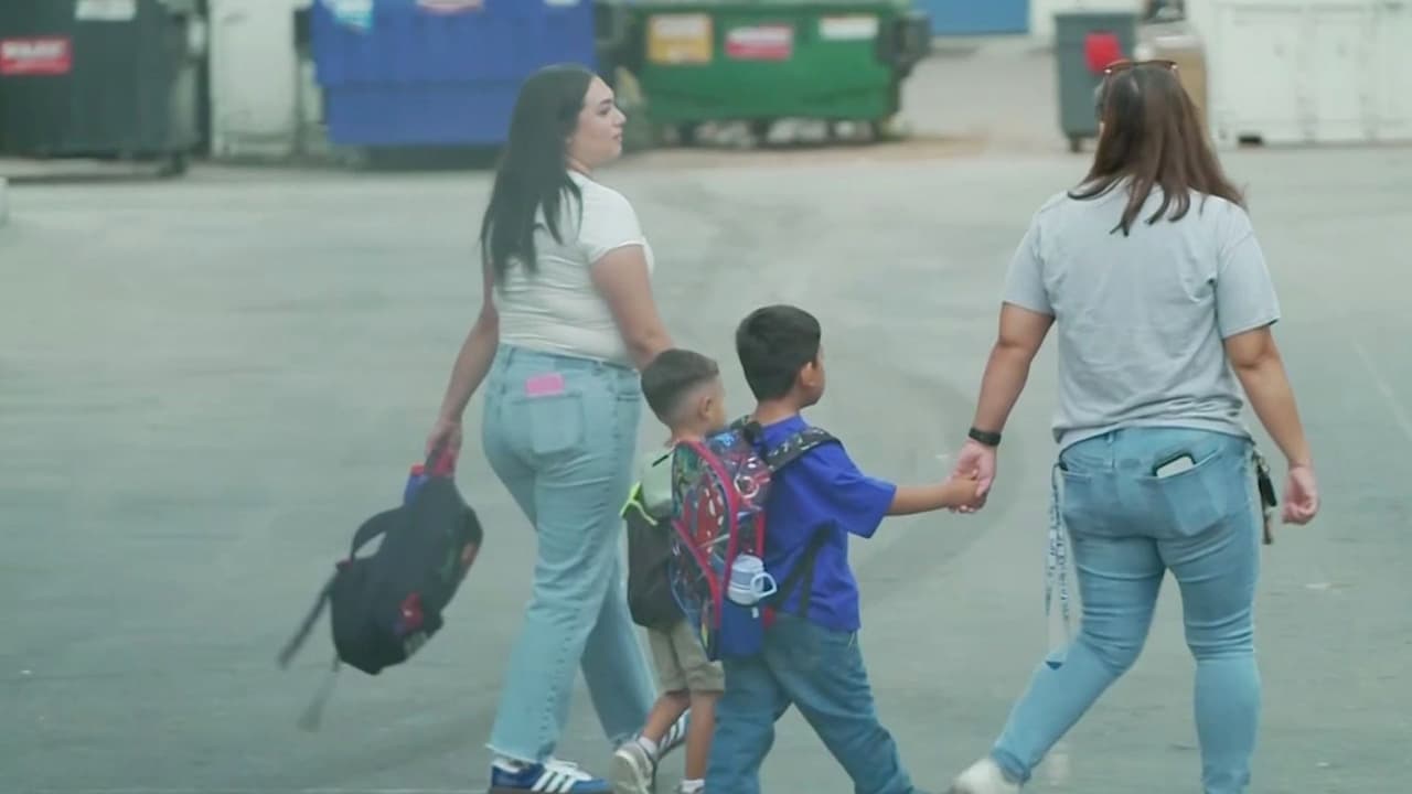 Niños regresan a clases en medio de preocupaciones sanitarias por el incendio en almacén en Boyle Heights