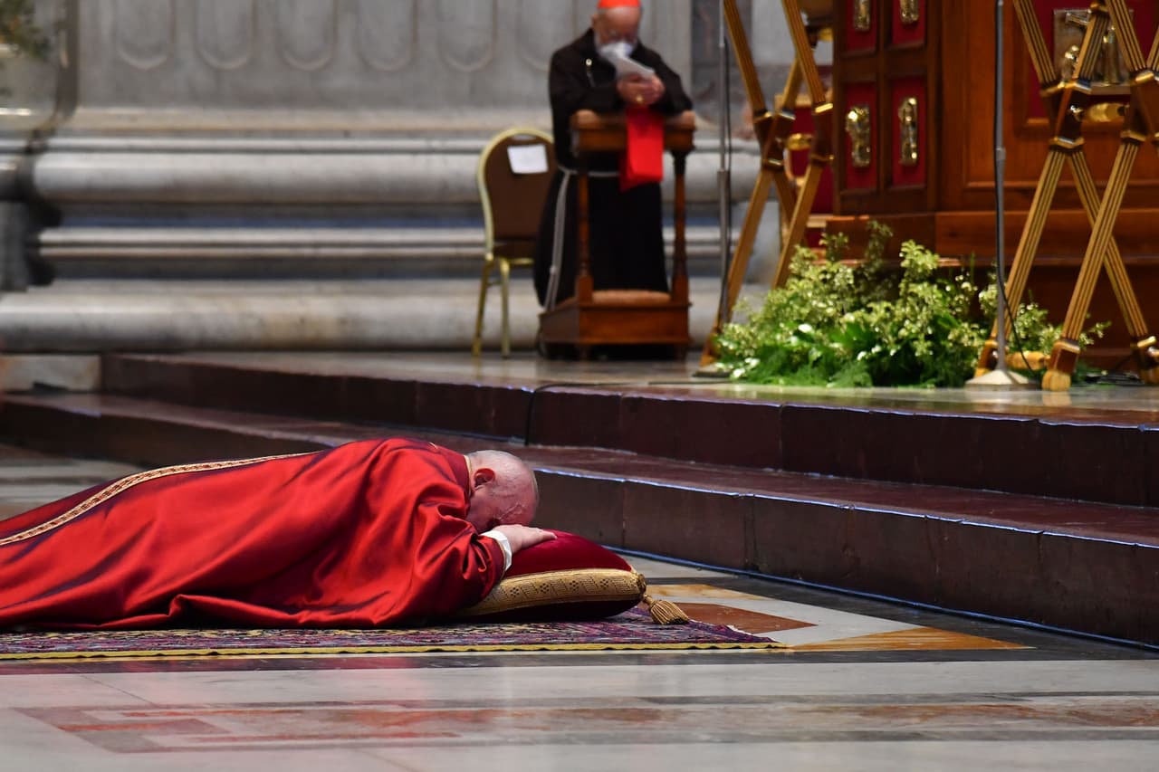 El Papa Francisco se acostó para rezar antes de celebrar la misa del Viernes Santo en la Basílica de San Pedro, en el Vaticano. Por segundo año consecutivo los actos de la Semana Santa se realizaron sin público en el corazón de la iglesia Católica.