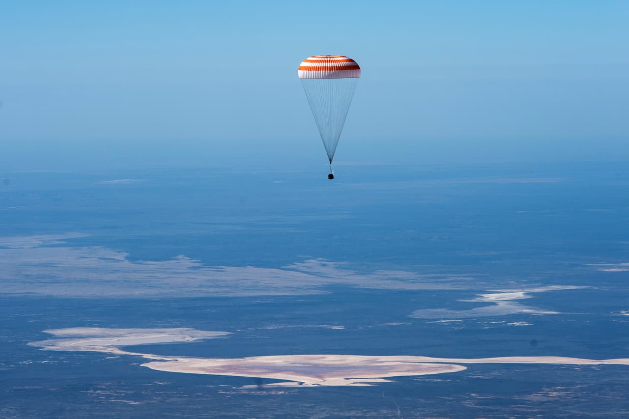 En esta foto publicada por Gagarin Cosmonaut Training Center (GCTC), la agencia espacial Roscosmos, la cápsula espacial Soyuz MS-15 que transporta a los tres miembros de la tripulación que estaban en la Estación Espacial Internacional.