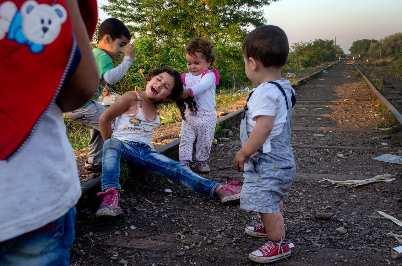 <b>Capítulo 4. En las vías del Oriente Express. </b>Bajo una sombra al costado de las vías del tren varios niños juegan alrededor de una amplia familia siria. El saludo en árabe es respondido con sonrisas, fruta y la invitación de unirse al grupo. Los padres cargan a hombros los más pequeños tras abandonar el carrito del bebé para poder caminar más deprisa. El viaje continúa entre el miedo a ser asaltados y la esperanza de cruzar la última frontera
<b><a href="http://huelladigital.univisionnoticias.com/crisis-refugiados-javier-bauluz/capitulo-4/">(VER ESPECIAL COMPLETO).</a></b>