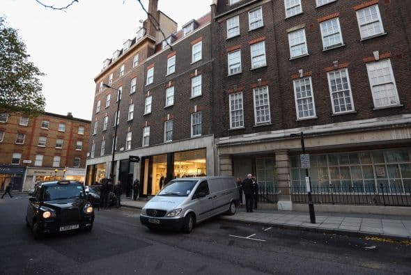 La falsa llamada contestada por la fallecida se produjo el pasado 4 de diciembre y en ella los locutores de la cadena australiana 2Day FM se hicieron pasar por Isabel II y Carlos, abuela y padre del príncipe Guillermo.