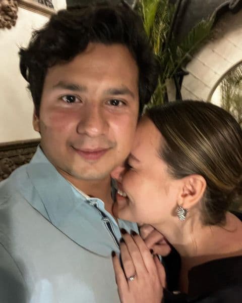 “Les compartimos este momento único que nos hizo tan felices. ¡Próximamente bodorrio!”, agregó la joven, quien se dedica a las relaciones públicas.