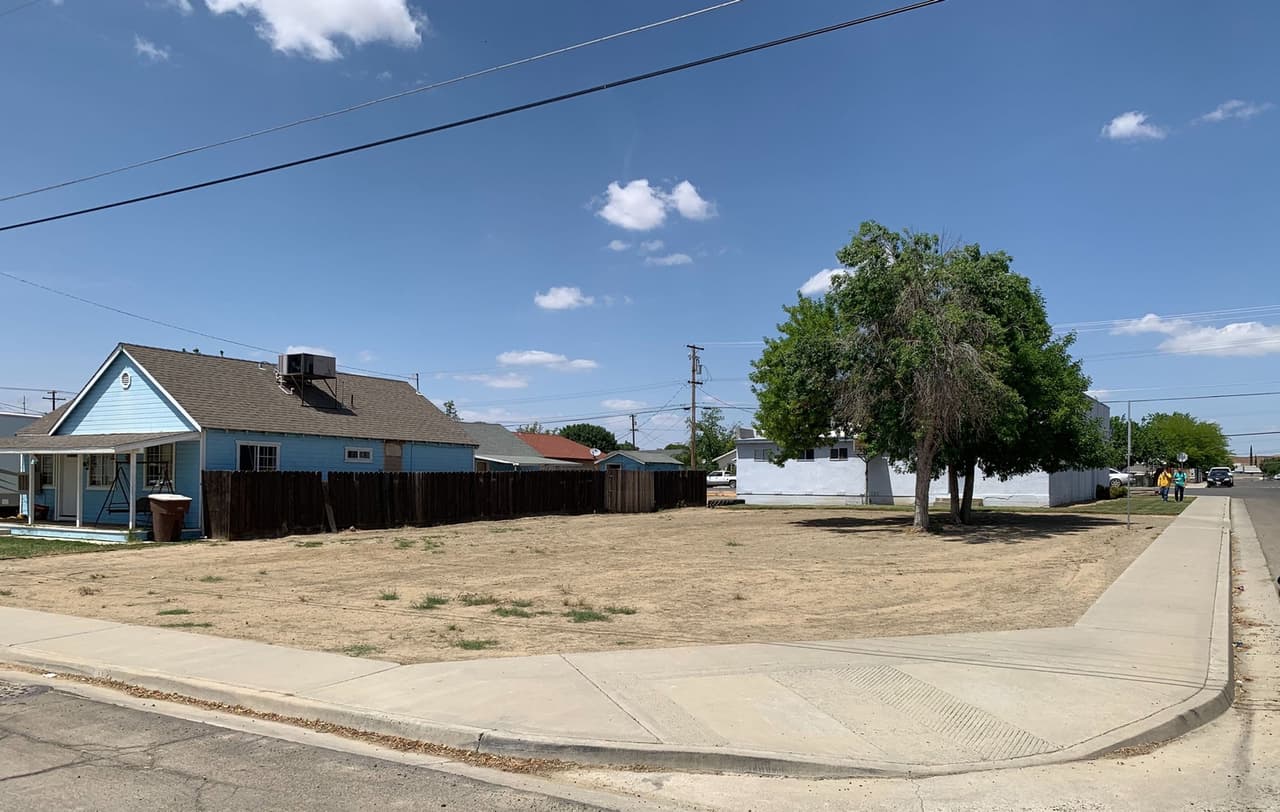 En el condado de Kings, sus residentes serán beneficiados con la creación de un nuevo parque. Avenal Kids se llama el proyecto que levantará dos parques infantiles con cercas decorativas, dos mesas de picnic con parrillas para barbacoa y sombra, murales de arte público, baños y paisajismo e iluminación en todo el parque. 
<b>La ciudad de Avenal se adjudicó el proyecto por $776,922.</b>
<br>