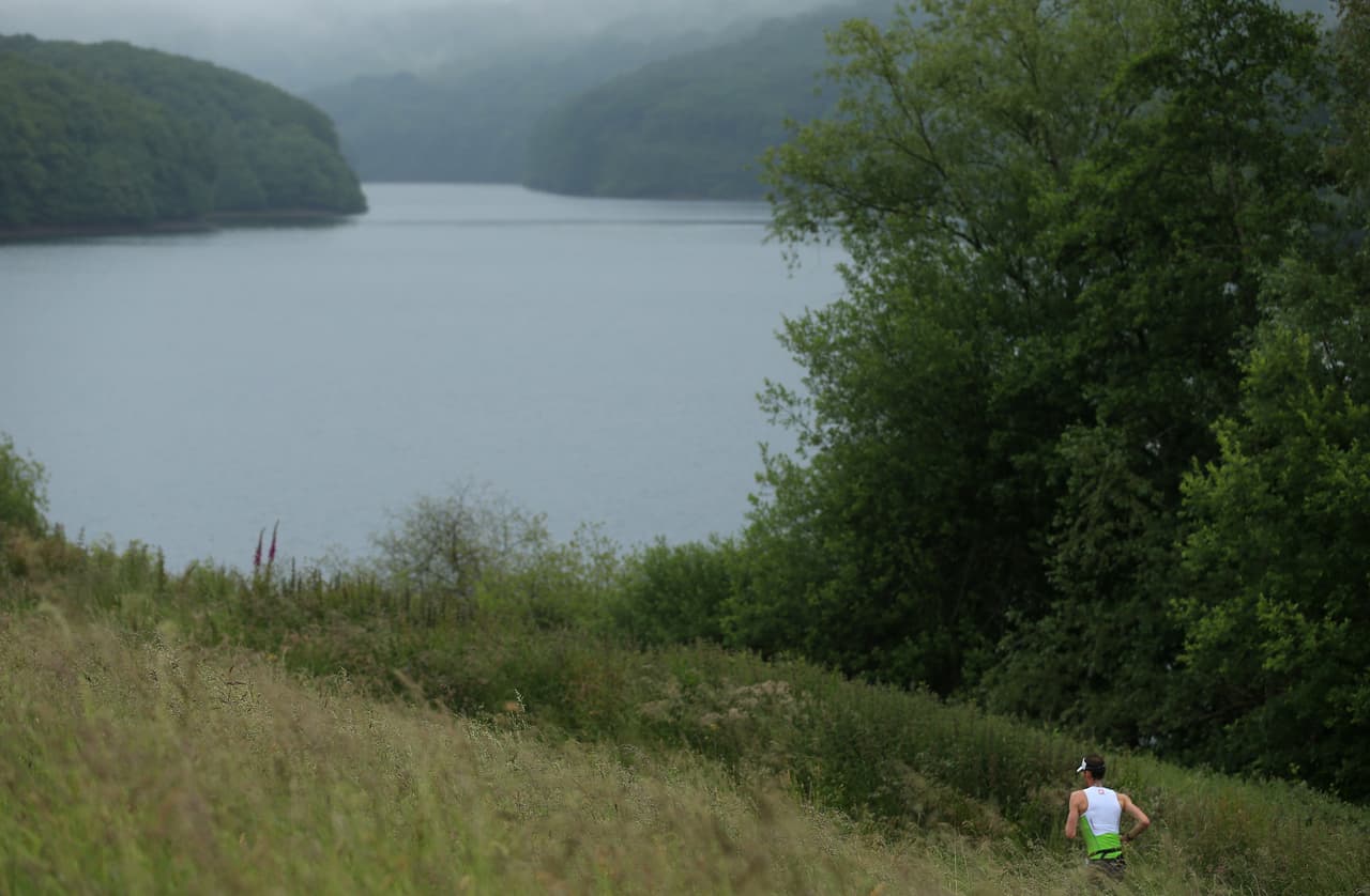 <b>Cómo prevenir</b>: Cubra la piel expuesta con ropa ligera y de colores claros. Evite los hábitats infestados de garrapatas, como áreas densas con arbustos o hierba alta.