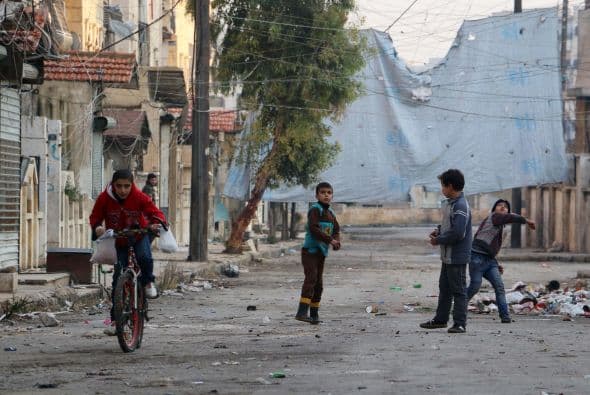 En opinión de Lake, al cumplir el cuarto año de conflicto en Siria, "la juventud está en peligro de perderse en el ciclo de violencia".